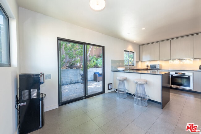 Building Photo - 1860 Lucile Ave