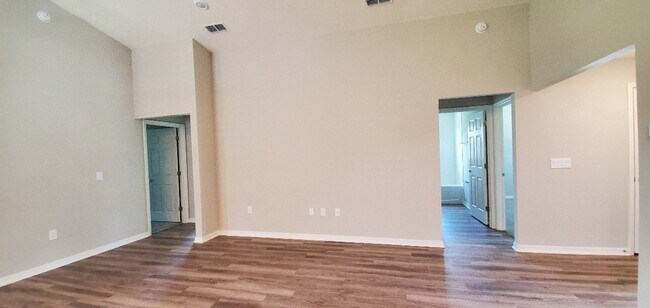 Building Photo - 4-Bedroom, 2-Bathroom in Winter Haven ***MOVE-IN SPECIAL/50% OFF 2ND MONTH!!***