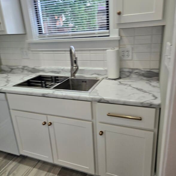 Kitchen - 811 Tyler St