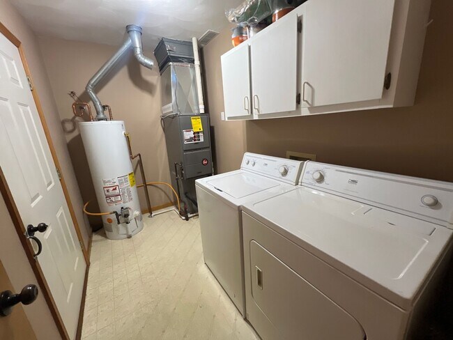 Building Photo - TWIN LAKES! MOVE IN READY 3 BEDROOM!