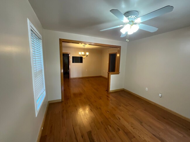 Building Photo - 3 bedroom 2 bath with bonus Office space