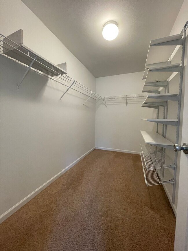 Building Photo - Four Bedroom Home in Applegate Neighborhood