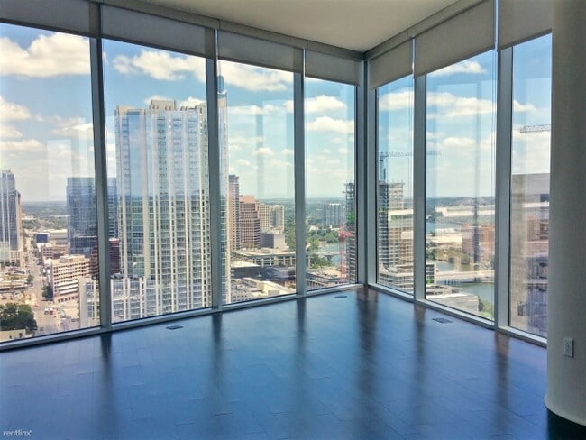 Building Photo - 300 Bowie St