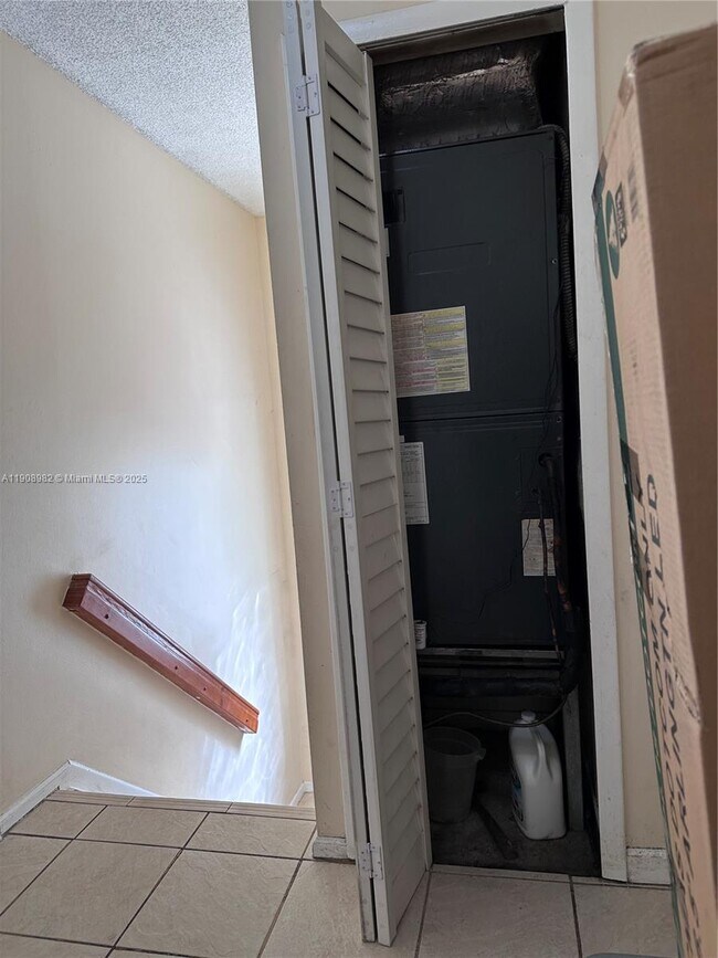 Building Photo - 16215 SW 139th Ct