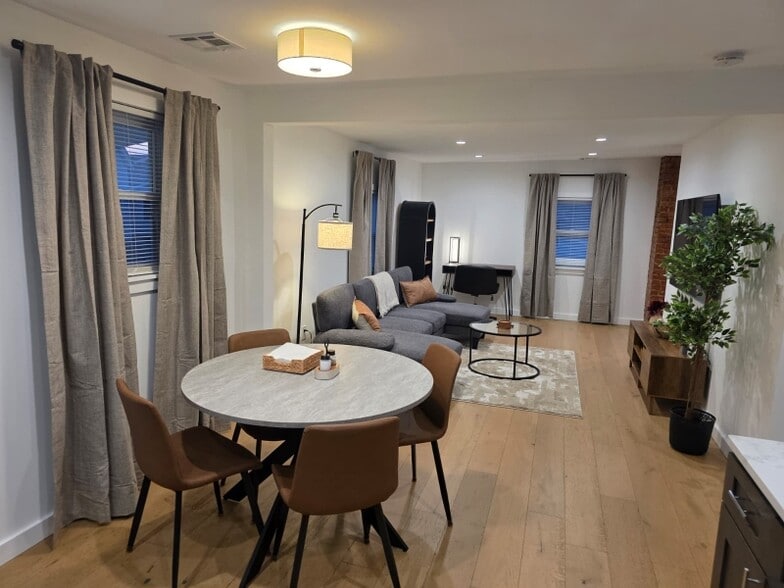 Building Photo - 3038 S Wood Ave