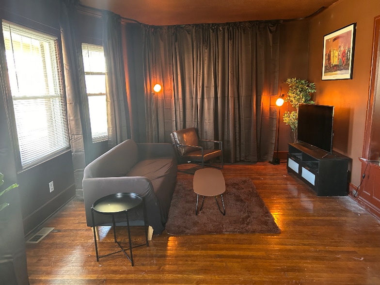 Building Photo - 875 Philip St