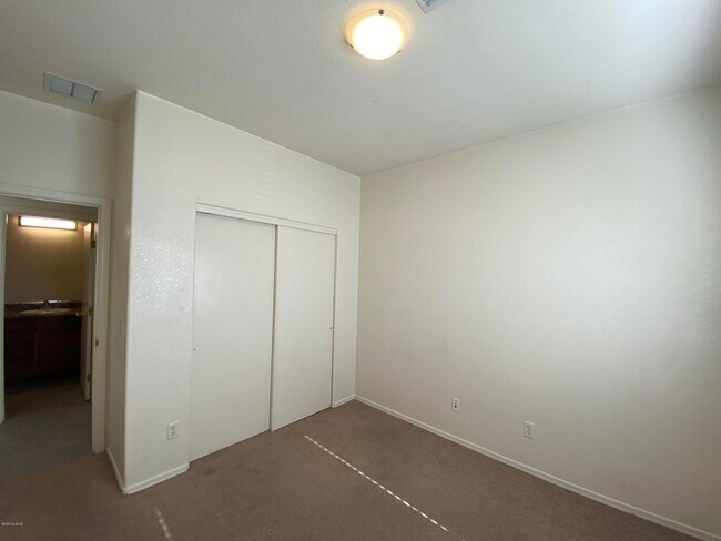 Building Photo - 1262 E Weimer Cir