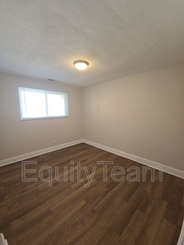 Building Photo - 204 N 10th St