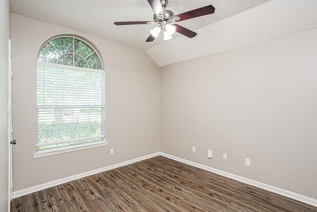 Building Photo - 549 Green Cedar Dr