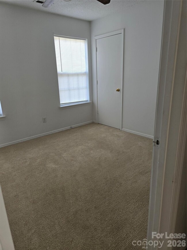 Building Photo - 3073 Parade Ln SW
