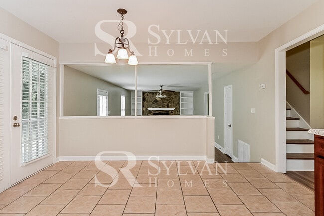 Building Photo - Come and view this 3 bedroom, 2.5 bathroom home