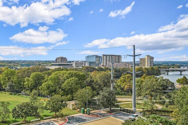 Building Photo - 603 Davis St