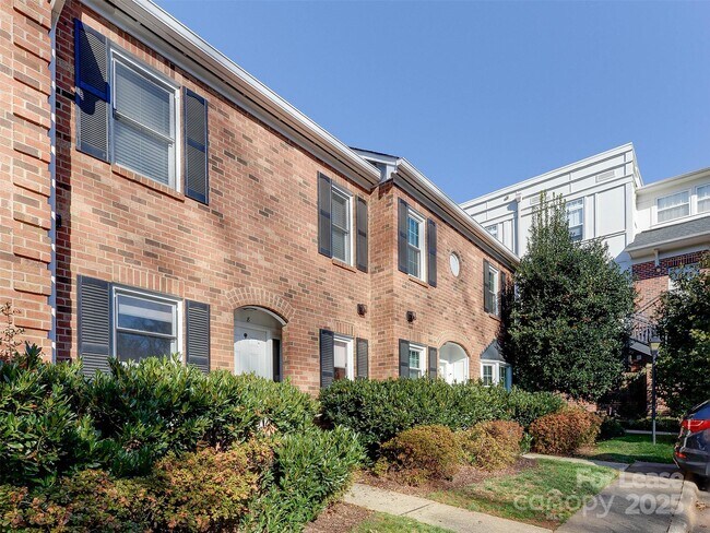 Building Photo - 527 Hawthorne Ln