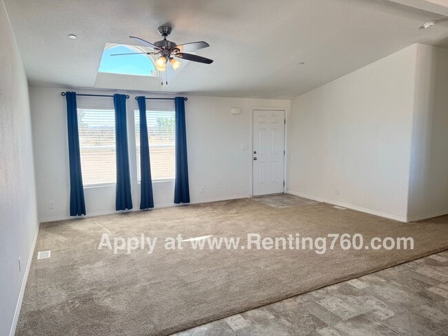 Building Photo - Huge 4 Bedroom Home!!