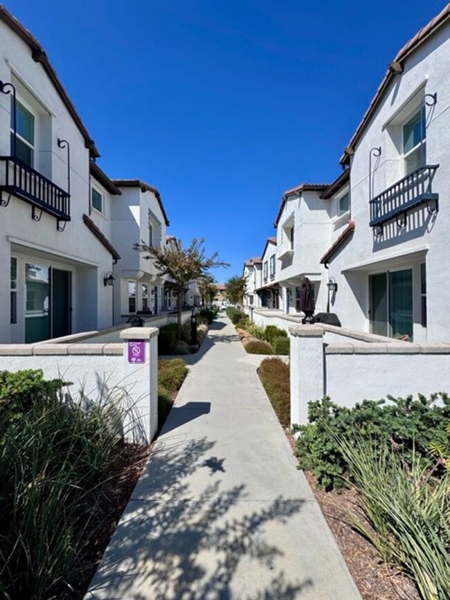 Building Photo - Spacious 3 Bedroom, 2.5 Bathroom Townhome ...