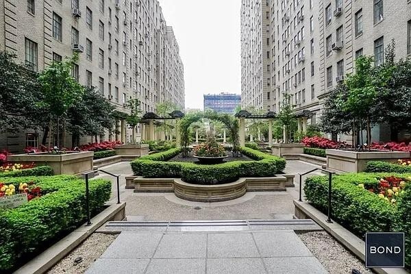 Building Photo - 333 W 56th St