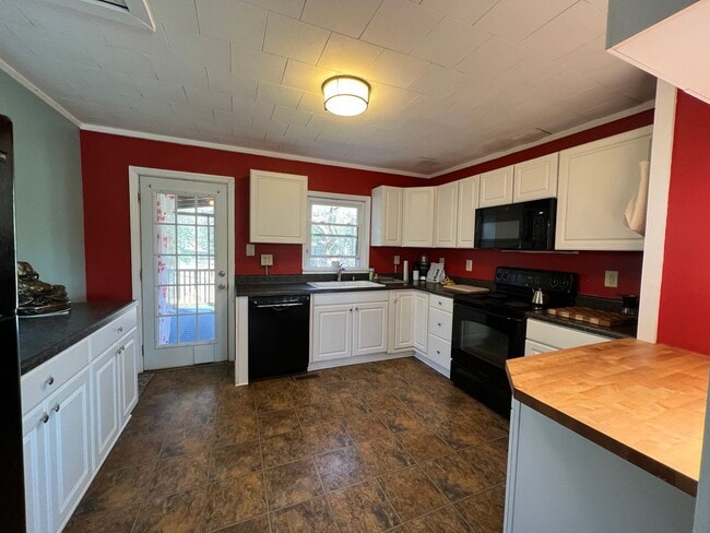 Building Photo - Charming Two Bedroom Home – Walk to Downtown Carrboro + Chapel Hill!