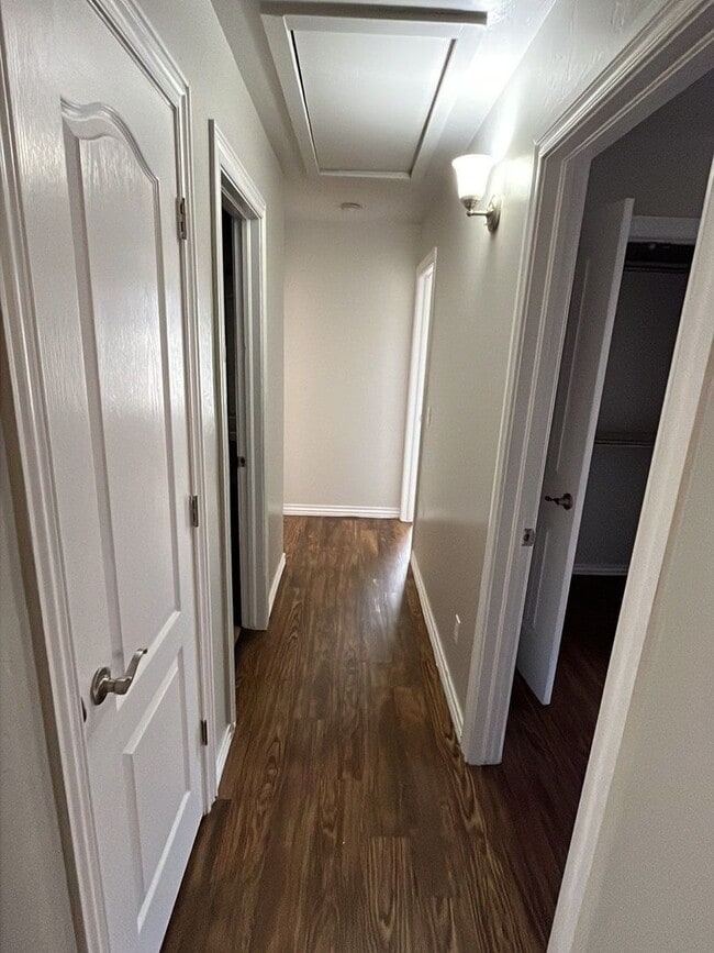 Building Photo - 4 Bedroom 2 Bath Duplex in Mustang!  $1270 Per month!