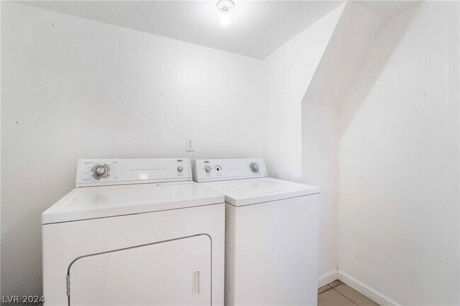 Building Photo - 375 N 15th St
