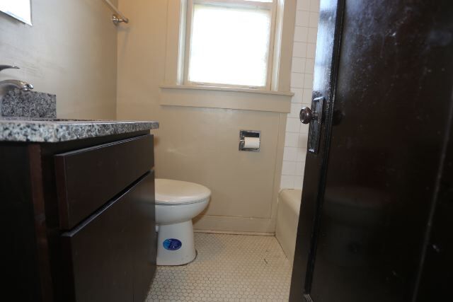 Building Photo - 2208 W Ainslie