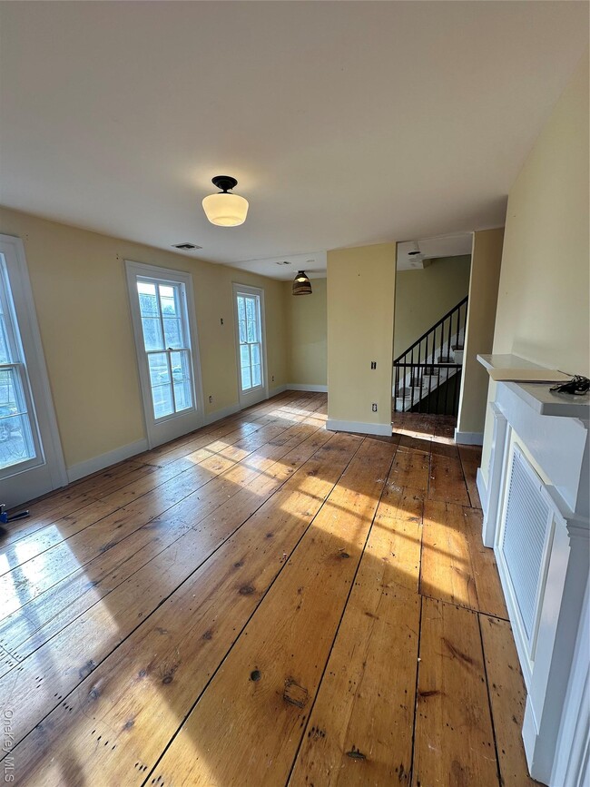 Building Photo - 744 Main St