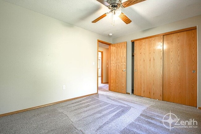 Building Photo - 3907 SE Sunrise Dr