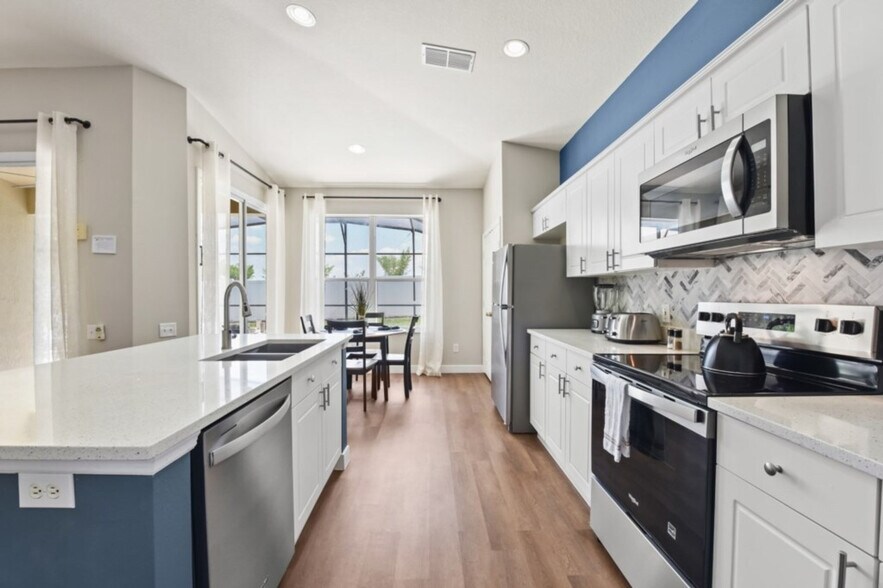 Building Photo - 8022 King Palm Cir