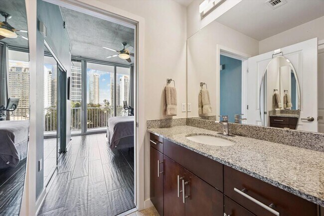 Building Photo - 360 Nueces St