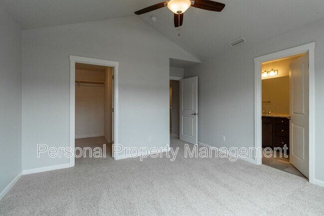 Building Photo - 5828 NE 56th Pl