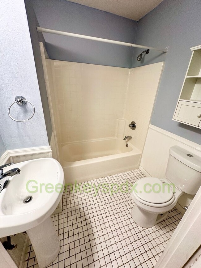 Building Photo - Huge 3 Bedroom 2 Bathroom House in Heart o...