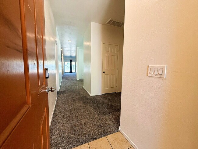 Building Photo - "Charming 3-Bedroom Oasis with 2 Baths & Spacious 1881 Sq. Ft. Layout in Glendale!"