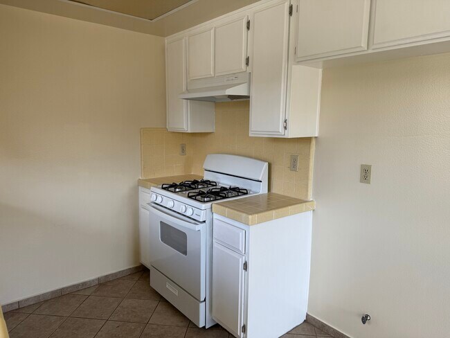 Building Photo - 956 W 13th St