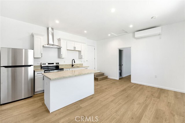 Building Photo - 1375 N Mentor Ave