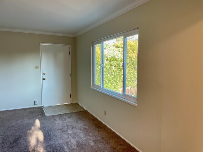 Building Photo - 1156 W Hamilton Ave