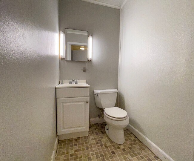 Building Photo - 1900 E 22nd St