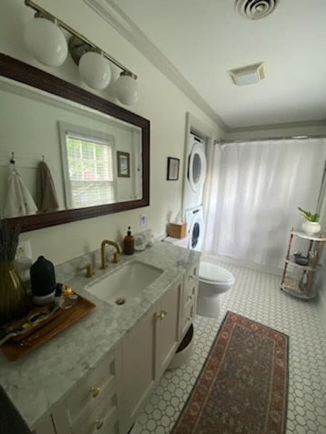 Building Photo - Beautiful historic 3BR/1.5BA Home in Downt...
