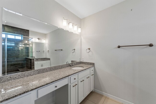 Building Photo - Luxury Townhouse