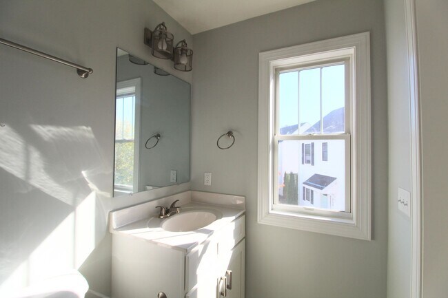 Building Photo - Beautiful 3-Bedroom, 3-Bathroom Townhome N...