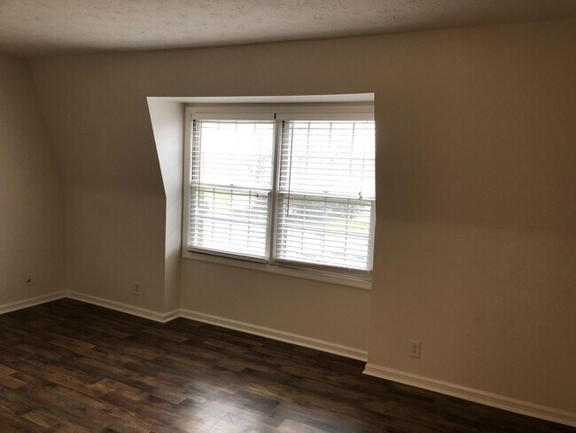 Building Photo - 904 Plaza Dr
