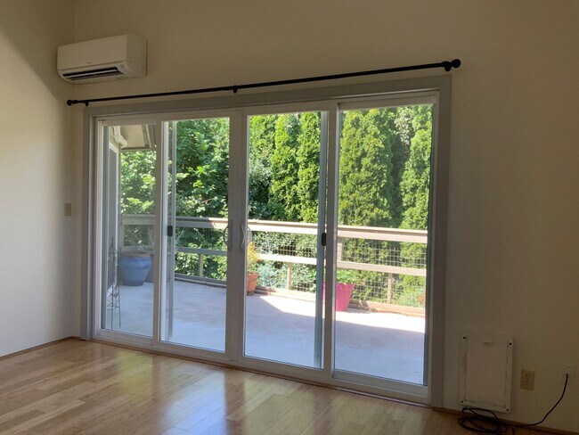 Building Photo - 2 Bedroom Condo on Country Club Road