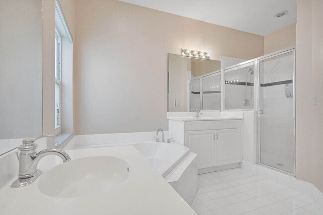 Building Photo - Amazing 4 Bedroom, 3 Bath home plus large 21'x11' loft located in Parkland Isles!