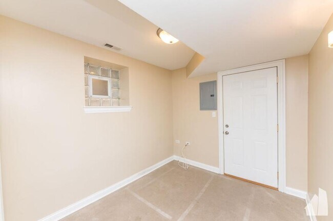Building Photo - 2 bedroom in Chicago IL 60657