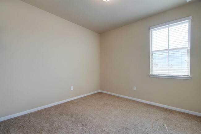 Building Photo - 2880 Donnell Dr