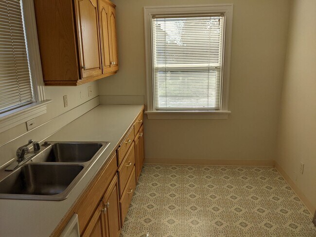 Building Photo - Large 3+ bedroom