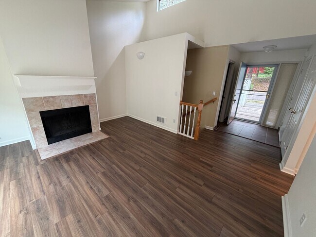 Building Photo - Charming Condo Located in the Highly Desirable Mountain Park Neighborhood of Lake Oswego.