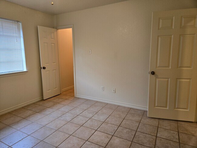 Building Photo - 3710 Oldenburg Ln