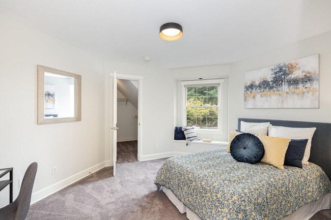 Building Photo - Beautiful Bellevue home with a View!