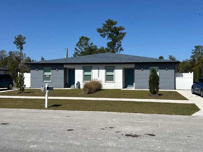 Building Photo - 2252 Fernwood St