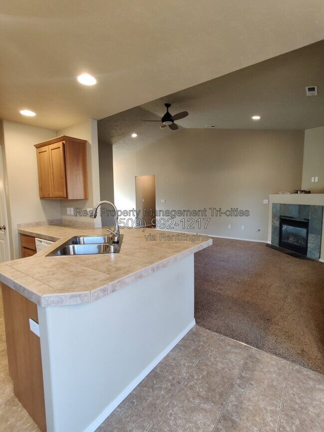 Building Photo - 2667 Torrey Pines Way