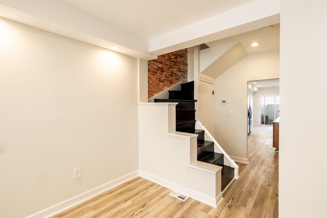 Building Photo - 704 S Highland Ave
